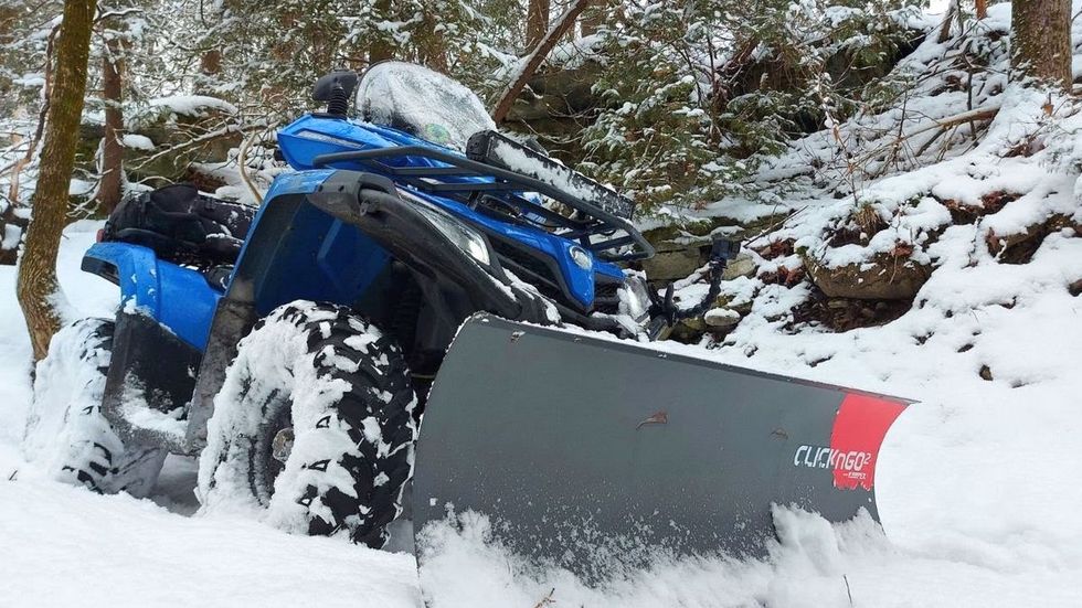 CFORCE 450 зі сніговим відвалом вбирає сніг
