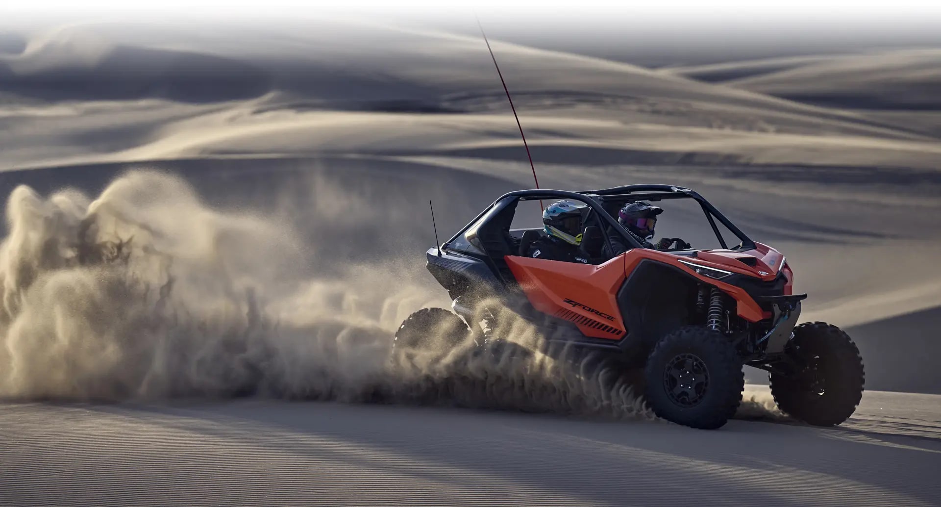 квадроцикл cfmoto zforce z10 їде піщаними дюнами
