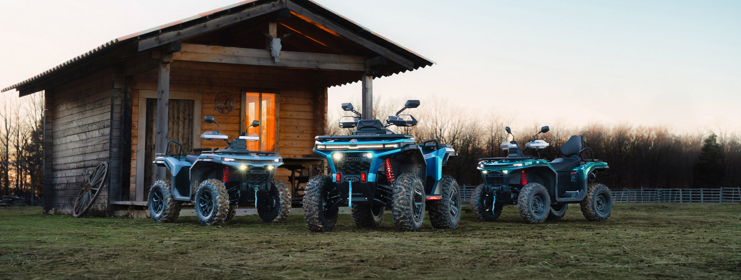 Група квадроциклів CFMOTO СFORCE С4, C5 та C6 стоять біля сільськогосподарського угіддя