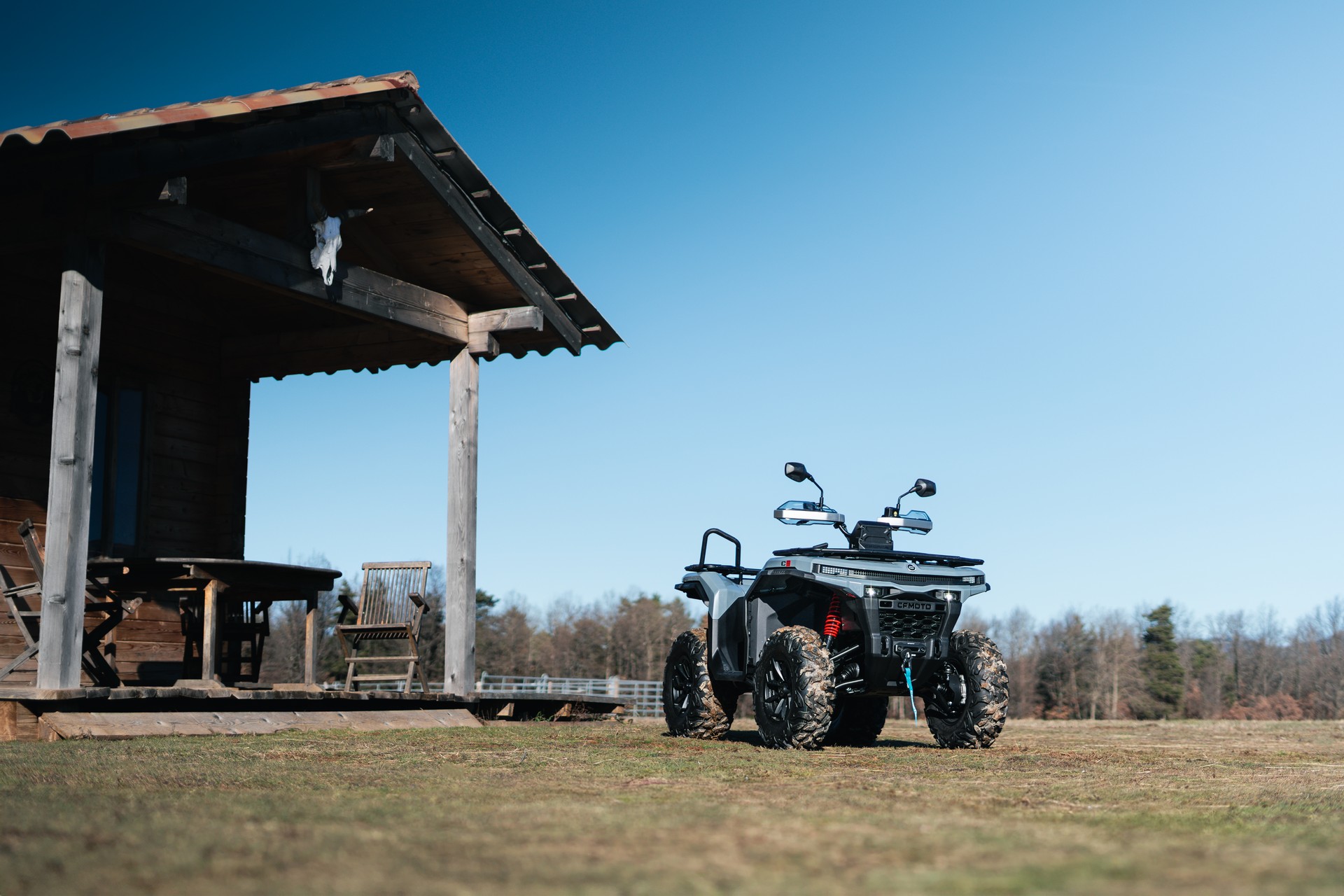 квадроцикл CFORCE C5 стоїть біля сільського будинку