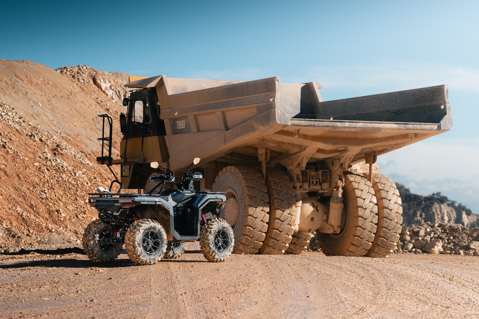 квадроцикл CFORCE C5 їде лісовою дорогою