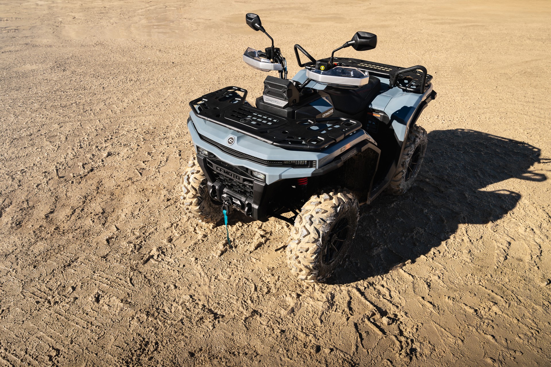 квадроцикл CFORCE C5 стоїть на піщаному грунті