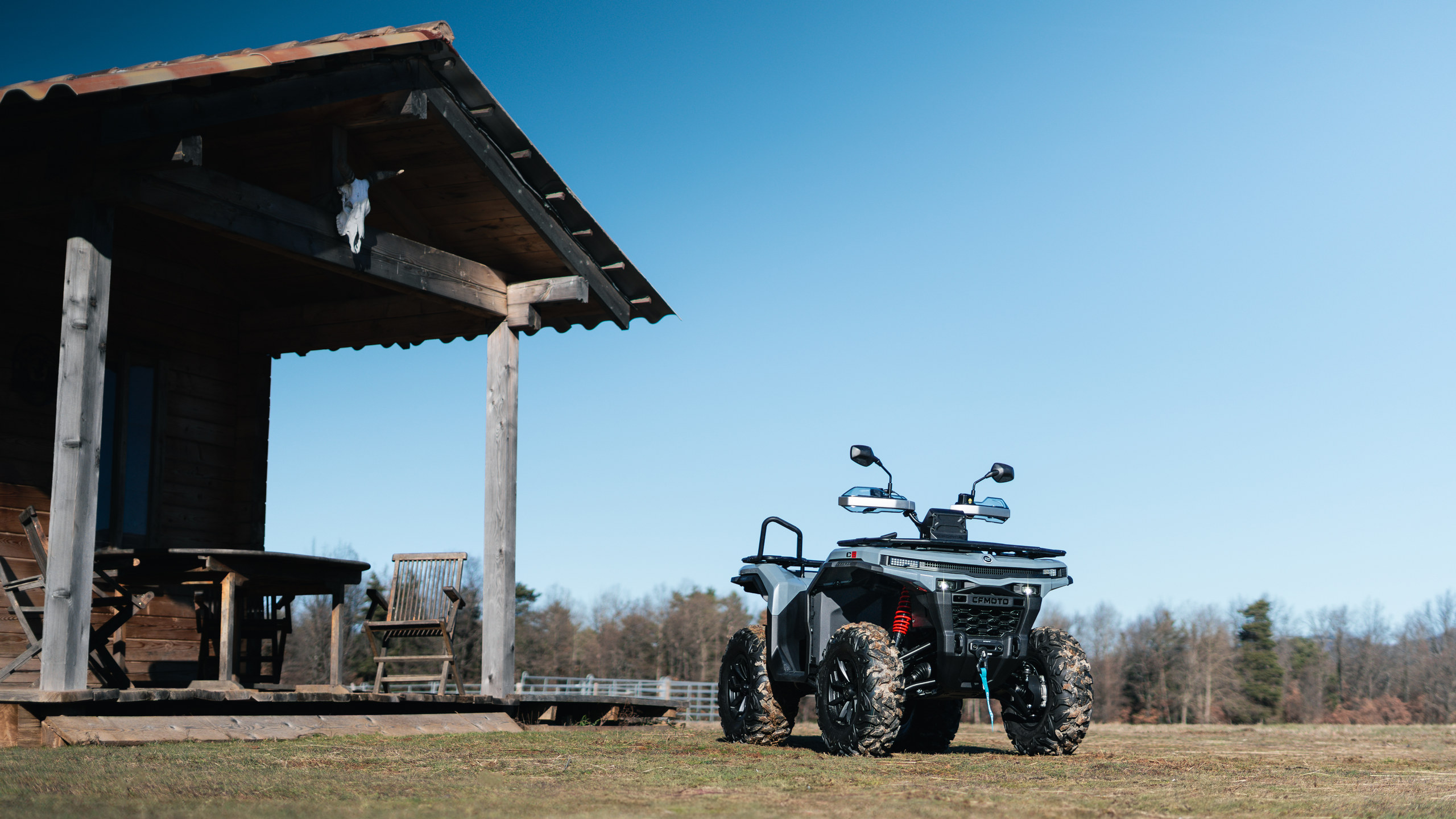 квадроцикл CFMOTO СFORCE C5 стоїть біля сільського будинку