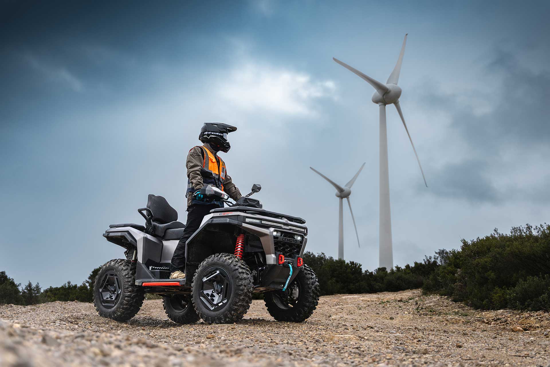 квадроцикл CFORCE C6 Pro Touring їде біля вітрогенератора