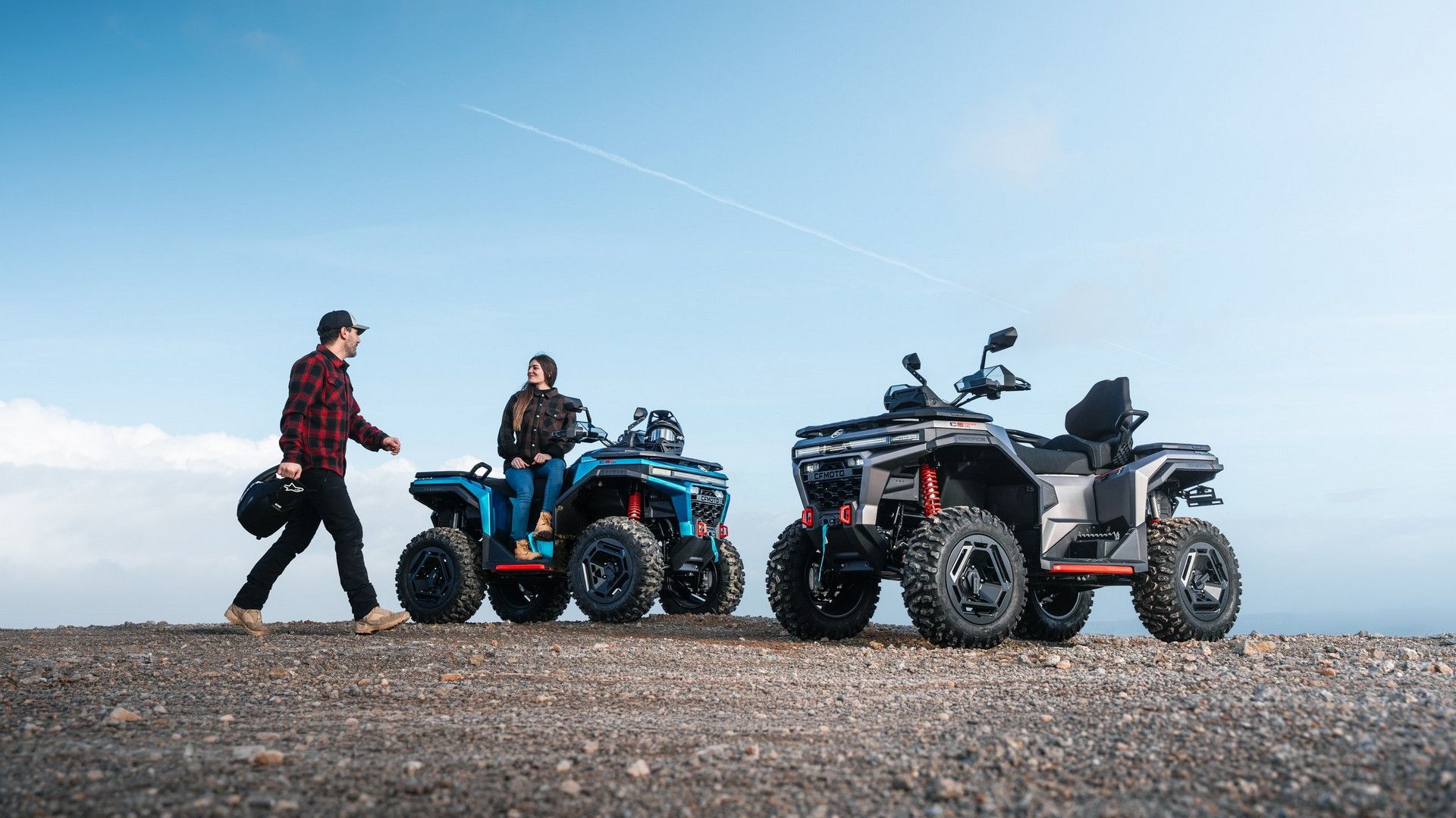 чоловік з жінкою на квадроциклах CFMOTO CFORCE C6 Pro Touring за містом на грунтовій дорогзі
