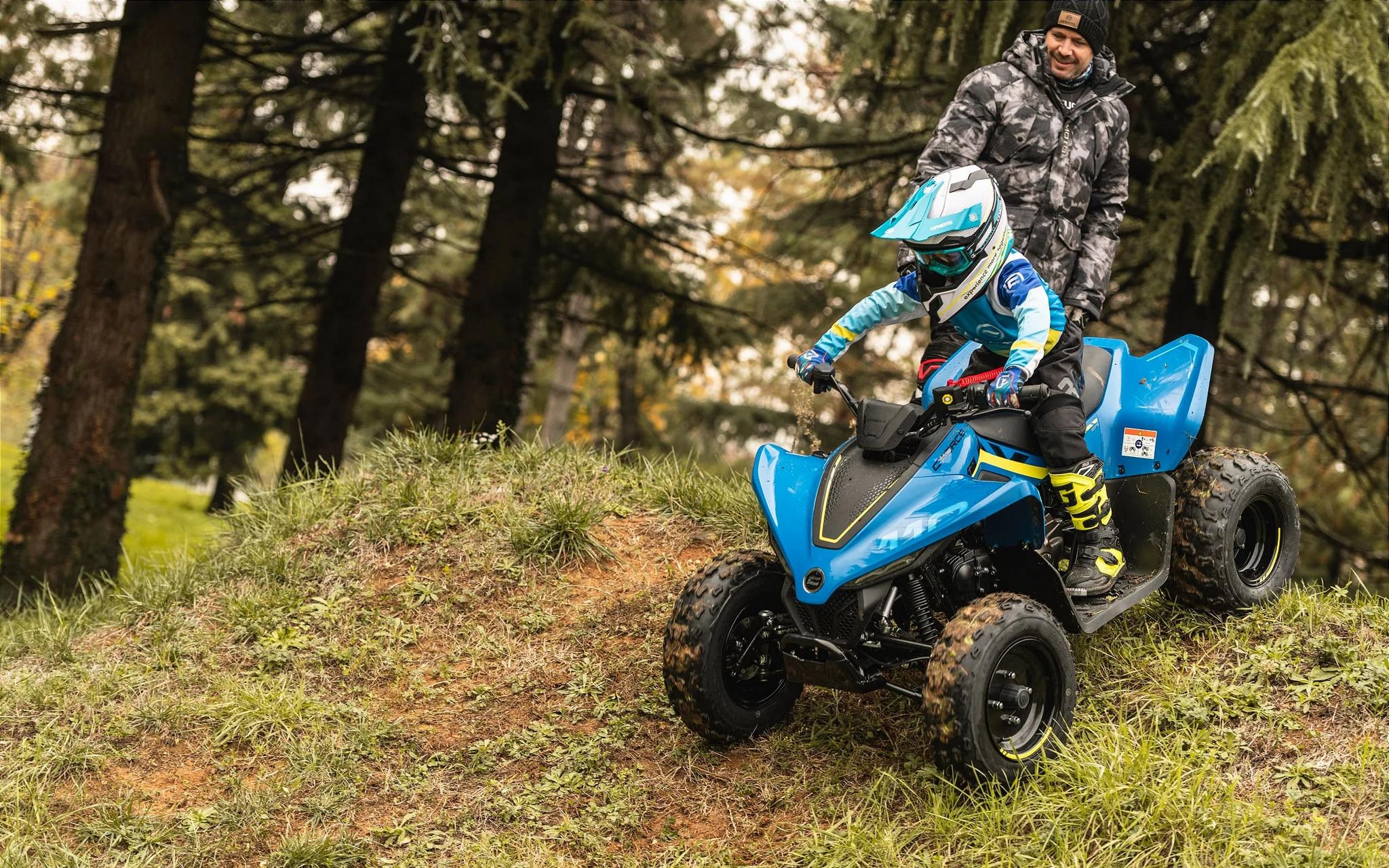 Батько вчить дитину їздити на квадроциклі CFMOTO CFORCE 110