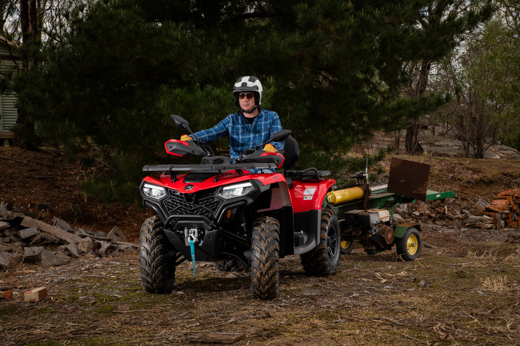фермер на квадроциклі CFMOTO CFORCE 520 L з причепом для обробки сільськогосподарських угідь