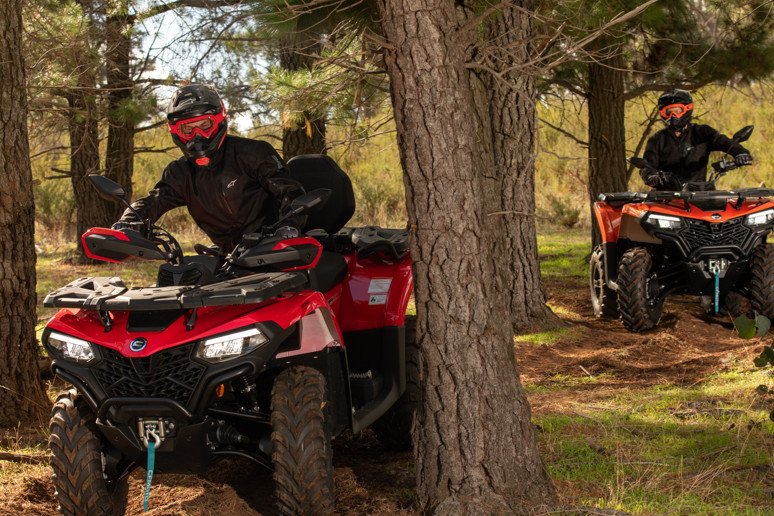 2 квадроцикли CFMOTO CFORCE 520 L їдуть лісом