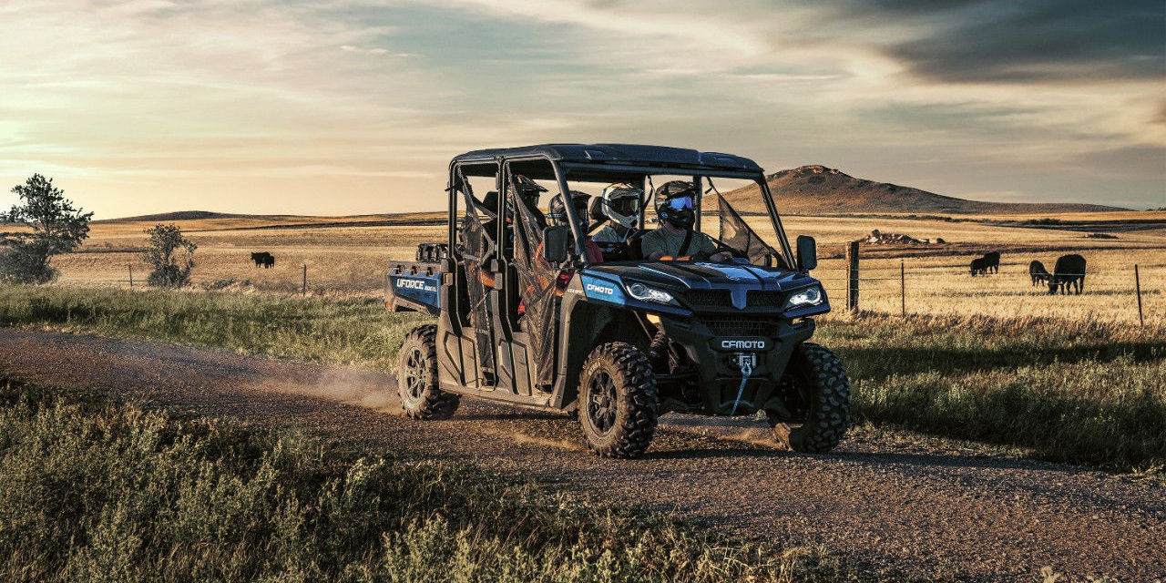 Квадроцикл CFMOTO UFORCE 1000 XL Twilight Blue їде пересіченою місцевістю