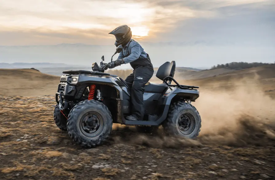 квадроцикл GOES їде гористою місцевістю