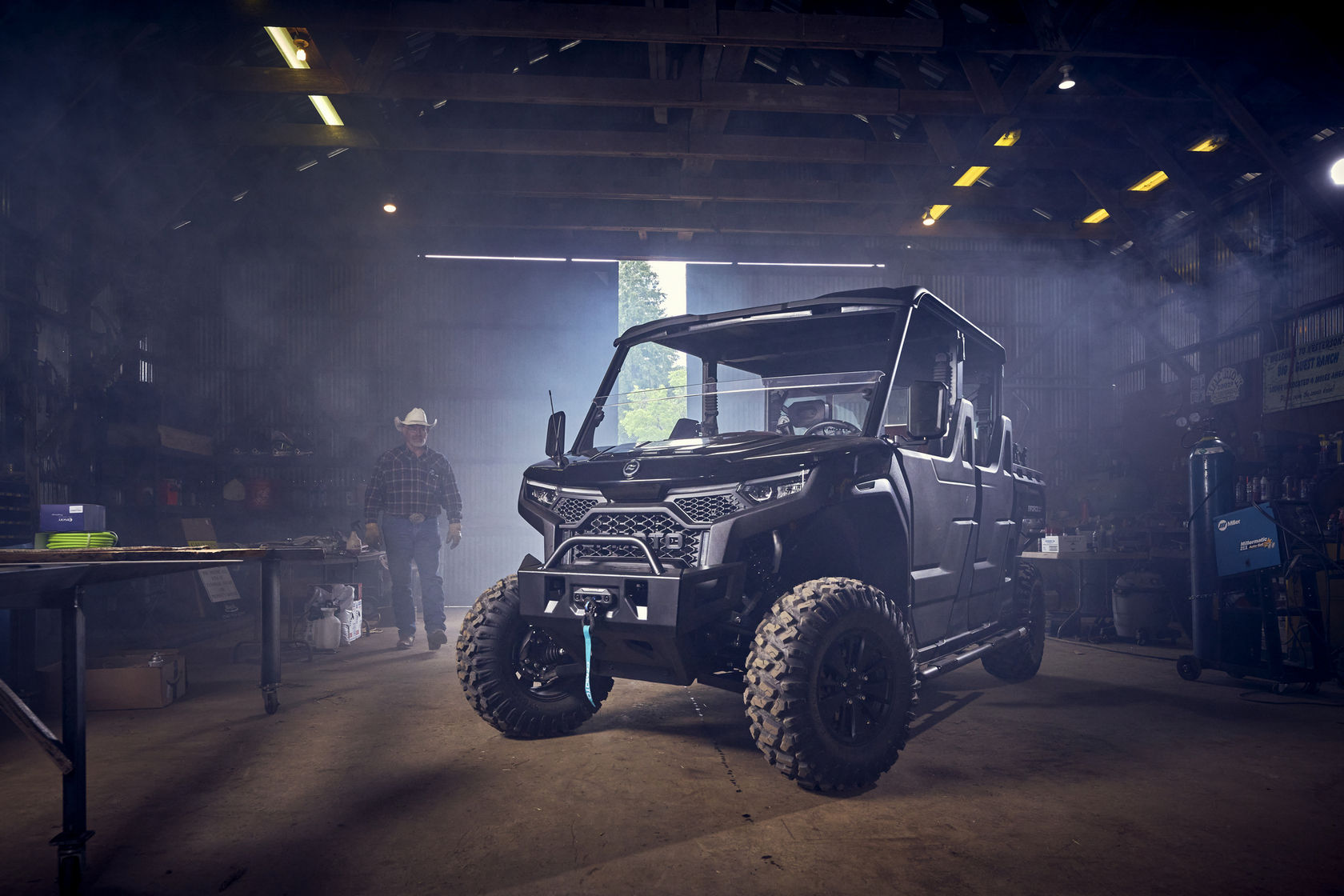 Мотовсюдихід CFMOTO UFORCE 1000 XL Pro на фермі