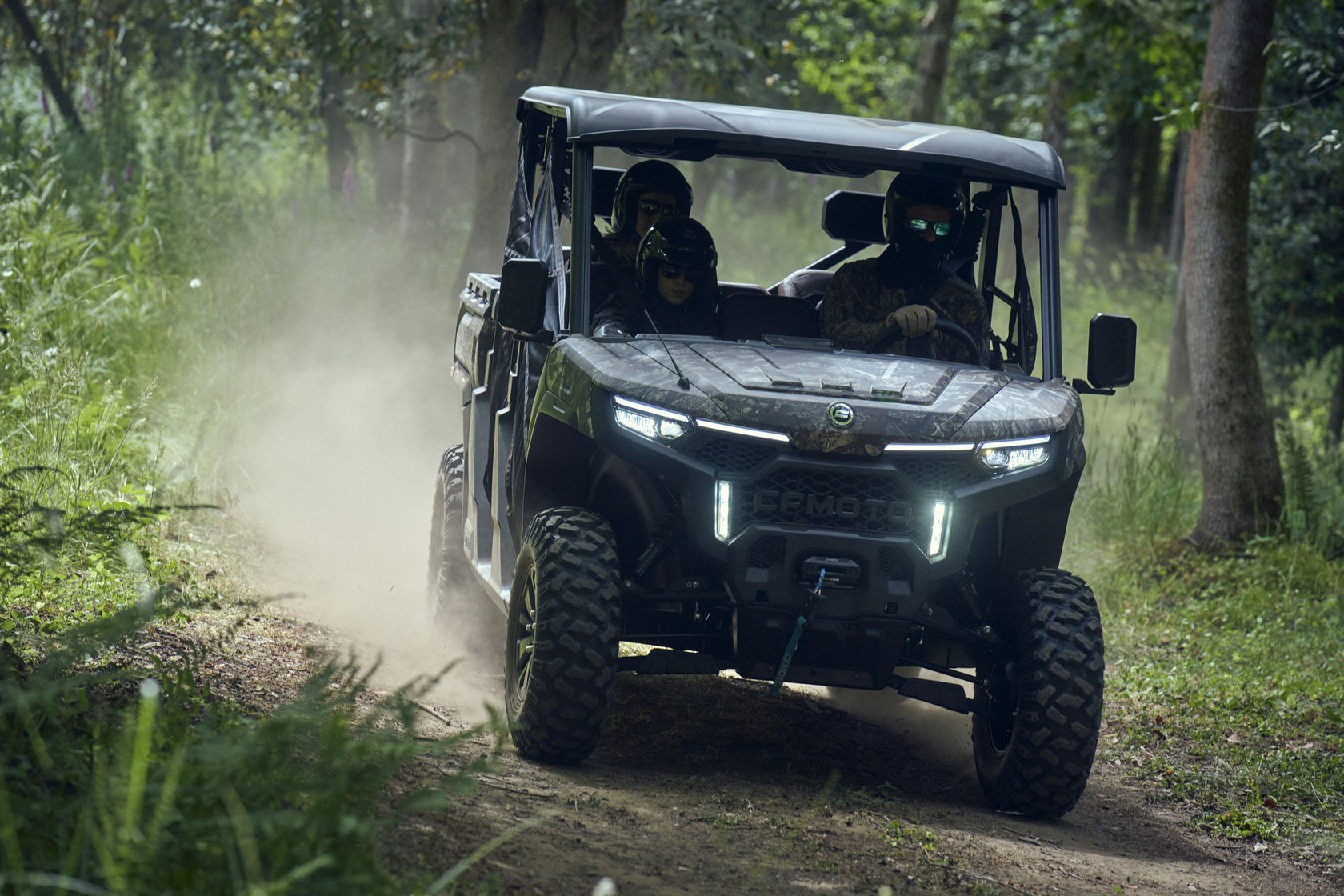 Мотовсюдихід CFMOTO UFORCE 1000 XL Pro їде лісовою дорогою