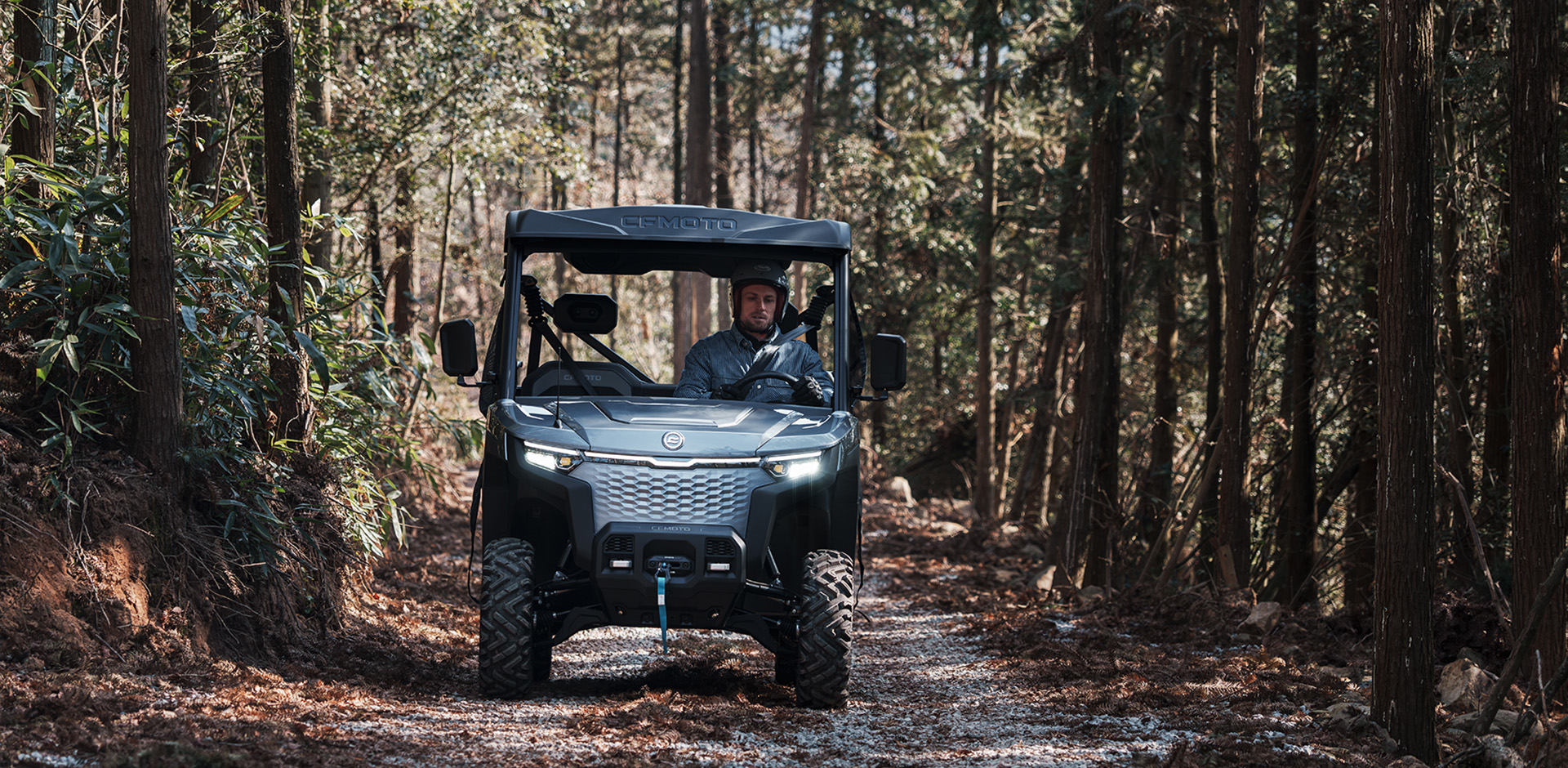 електро мотовсюдихід UFORCE U6 EV їде лісом