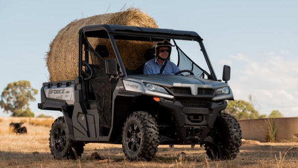 мотовсюдихід CFMOTO UFORCE 1000 везе вантаж