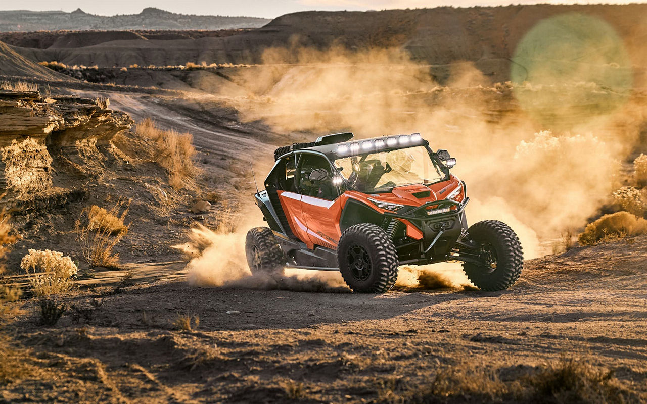 мотовсюдихід CFMOTO ZFORCE Z10 рухається бездоріжжям