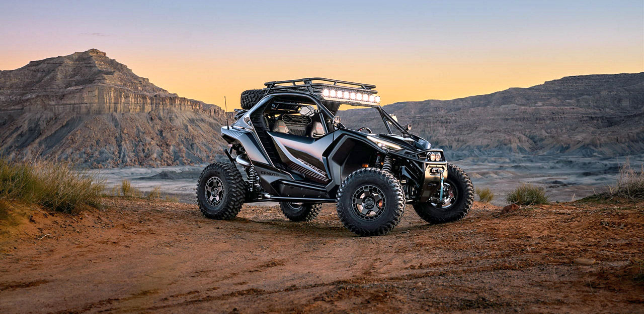 мотовсюдихід CFMOTO ZFORCE Z10 позує на фоні гір